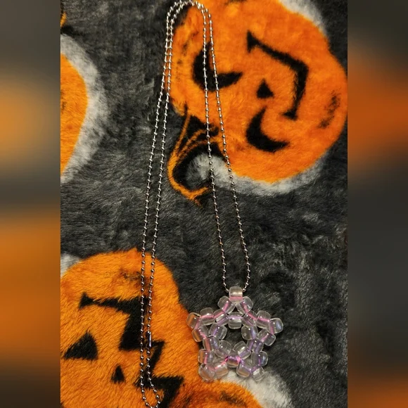 Glow in the dark star necklace - Picture 3 of 4